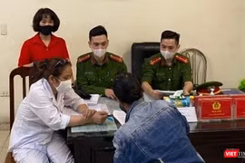Chị Đặng Thị T. tại Công an phường Hàng Trống (Hoàn Kiếm - Hà Nội). Ảnh: Bình An