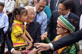 Tổng Bí thư, Chủ tịch nước Nguyễn Phú Trọng trò chuyện thân mật và động viên Đoàn học sinh, sinh viên (HS, SV) tiêu biểu, xuất sắc năm học 2017-2018. Ảnh: VGP.