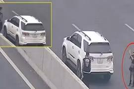Ảnh cắt từ video ghi lại thời điểm cặp đôi dừng trên cao tốc để sống ảo. Ảnh: Facebook.
