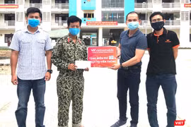 Đại diện Vietnamobile trao tặng sim Trọn đời tại điểm cách ly y tế tập trung trường Cao đăng Y tế Quảng Nam. Ảnh: Hoa Bùi