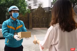 Trước khi giao hàng đến tay người nhận, hàng hóa sẽ được khử khuẩn lần thứ hai để đảm bảo an toàn.