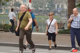 Nhiều khách du lịch đến Việt Nam thời điểm này không sử dụng các biện pháp phòng dịch. Ảnh chụp tại khu vực hồ Hoàn Kiếm - Anh Lê.