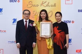 Thứ trưởng Phan Tâm trao giải thưởng Sao Khuê 2020.
