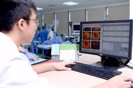 Cán bộ, y bác sĩ ngành y tế sử dụngcông nghệ hiện đại phục vụ cho việc khám chữa bệnh, tiết kiệm thời gian trong việc đưa ra chuẩn đoán và điều trị cho bệnh nhân. Ảnh: Viettel