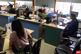 Các phóng viên, biên tập viên của Thời báo Kinh tế Việt Nam vẫn bám trụ tại tòa soạn, bất chấp lệnh giải thể - Ảnh chụp chiều ngày 16/7.