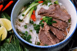 Để có được những bát phở ngon tùy thuộc rất nhiều vào kinh nghiệm và bí quyết truyền thống của người chế biến, trong đó quan trọng đặc biệt là nồi nước dùng.