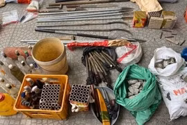 Số vũ khí, hung khí bị cơ quan Công an thu giữ trong vụ gây rối ở Đồng Tâm. Ảnh: Cơ quan Công an.