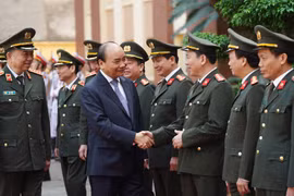 Thủ tướng Nguyễn Xuân Phúc đến kiểm tra công tác của lực lượng Cảnh vệ Công an nhân dân. Ảnh: VGP.