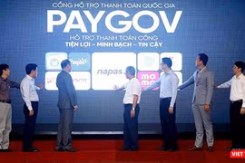 Thứ trưởng Bộ TT&TT Nguyễn Thành Hưng và các đại biểu thực hiện nghi thức ra mắt Cổng hỗ trợ thanh toán quốc gia PayGov. Ảnh: H.Phương.