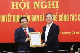 Ông Nguyễn Văn Bình - Ủy viên Bộ Chính trị, Bí thư Trung ương Đảng, Trưởng Ban Kinh tế Trung ương - trao Quyết định bổ nhiệm cho ông Nguyễn Đức Hiển. Ảnh: Ban Kinh tế Trung ương. 