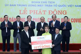 Lãnh đạo HDBank trao tiền hỗ trợ công tác phòng chống dịch Covid-19 và ủng hộ đồng bào bị thiệt hại do hạn hán, xâm nhập mặn