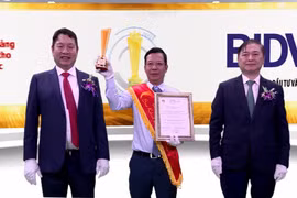 Ông Nguyễn Thanh Long – Giám Đốc TT CNTT nhận giải Ứng dụng hỗ trợ bán hàng trên thiết bị di động cho khách hàng tổ chức-B.Sales