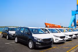 Lô xe Kia Grand Carnival được đưa vô container tại Khu công nghiệp THACO Chu Lai (Quảng Nam) để xuất khẩu sang Thái Lan.