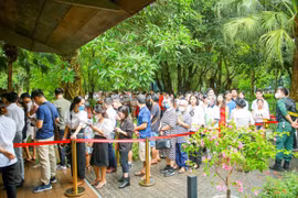 Sức nóng trong khu đô thị lên tới đỉnh điểm vào lúc 10h sáng, khi nhà mẫu Sky Oasis chính thức mở cửa. Tại thời điểm này, gần 2,000 khách xếp thành một hàng dài cả cây số trước sảnh bán hàng.