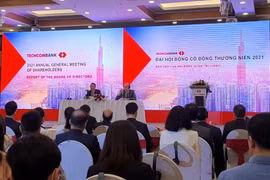 Ông Hồ Hùng Anh (bên trái) làm chủ toạ, điều hành ĐHĐCĐ thường niên năm 2021 của Techcombank