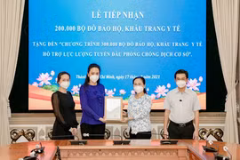 Chủ tịch HĐND TP. HCM Nguyễn Thị Lệ trao thư cám ơn Tập đoàn Vạn Thịnh Phát tại buổi lễ tiếp nhận diễn ra vào sáng ngày 17/8