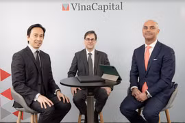 Hội nghị có sự tham gia của nhiều lãnh đạo cấp cao của VinaCapital (Từ trái sang: ông Ismael Pili - PGĐ bộ phận phân tích và nghiên cứu thị trường của VinaCapital, ông Michael Kokalari - Chuyên gia kinh tế trưởng của VinaCapital, ông Eric Levinson - PGĐ Điều hành phòng Phát triển kinh doanh của VinaCapital)
