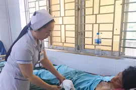 Thanh niên bị mất cả bàn tay do dùng điện thoại lúc sạc