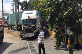 Xe container và ô tô 4 chỗ trong vụ tai nạn bị biến dạng nghiêm trọng