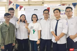 Cô Phạm Thị Hoa (ở giữa) là giáo viên Toán có nhiều năm kinh nghiệm trong luyện thi Đại học