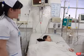 Bệnh nhi bị sốt xuất huyết nặng