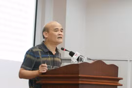 Ông Nguyễn Huy Quang – Vụ trưởng Vụ Pháp chế (Bộ Y tế) báo cáo tại hội nghị