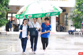 Tình nguyện viên hỗ trợ thí sinh ra về