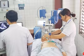 Bệnh nhân đang điều trị thiếu máu cơ tim bằng sóng xung kích 