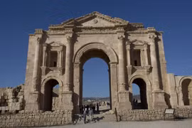 Một vụ tấn công tại địa điểm du lịch nổi tiếng nhất Jordan khiến 8 du khách bị thương (Ảnh: AP)