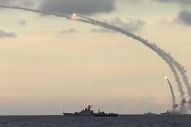 Chiến hạm Nga phóng tên lửa hành trình Kalibr tấn công phiến quân Syria