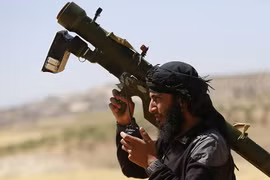 Chiến binh thánh chiến thuộc nhóm Al-Nusra (al-Qaeda Syria0 với tổ hợp tên lửa phòng không MANPAD ở Syria