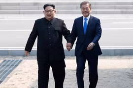 Ông Kim Jong Un và tổng thống Hàn Quốc Moon Jae In trong cuộc gặp lịch sử ở Bàn Môn Điếm
