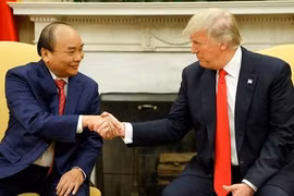 Tổng thống Donald Trump bắt tay Thủ tướng Nguyễn Xuân Phúc