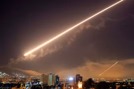 Lưới lửa phòng không Syria chống trả liên quân Mỹ-Anh-Pháp tấn công hôm 14.4