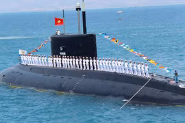 Tàu ngầm Kilo của hải quân Việt Nam trên vịnh Cam Ranh