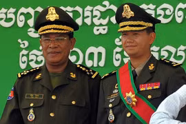 Thủ tướng Hun Sen (trái) và con trai cả Hun Manet trong một sự kiện tại căn cứ quân sự ở Phnom Penh năm 2009. Ảnh: AFP
