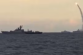 Chiến hạm Nga phóng tên lửa hành trình tầm xa Kalibr tấn công mục tiêu khủng bố tại Syria
