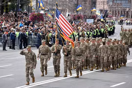 Binh sĩ NATO diễu binh tại Ukraine
