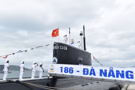Hải quân Nhân dân Việt Nam làm lễ thượng cờ trên hai tàu ngầm Kilo mới tiếp nhận là Đà Nẵng và Bà Rịa-Vũng Tàu ngày 28/2