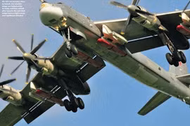 Máy bay ném bom chiến lược Tu-95 Nga mang tên lửa Kh-101 có thể mang đầu đạn hạt nhân