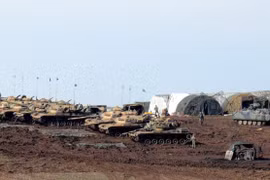 Dàn xe tăng Thổ Nhĩ Kỳ trong một đợt triển khai quân gần biên giới Syria