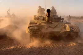 Xe tăng của quân đội Syria trên đường tấn công