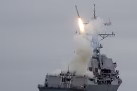 Khu trục hạm Mỹ phóng tên lửa Tomahawk