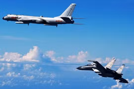 Chiến đấu cơ Su-30 và máy bay ném bom tầm xa H-6K của Trung Quốc diễn tập ở Tây Thái Bình Dương