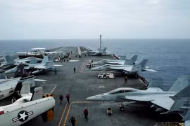 Chiến đấu cơ F/A Hornet-18 và E-2D Hawkeye trên hàng không mẫu hạm John C. Stennis ngày 15/6