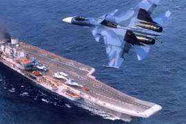Chiến đấu cơ S-33 bay phía trên tàu sân bay Đô đốc Kuznetsov đang trên đường tới Syria