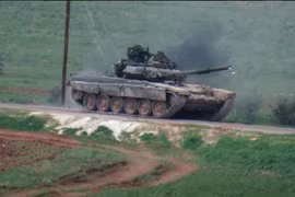 Chiếc xe tăng T-90 Nga của quân đội Syria bị phiến quân chiếm làm chiến lợi phẩm