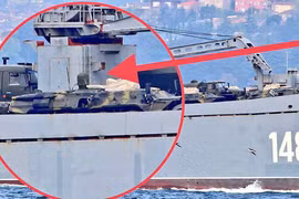 Tàu Alexandr Tkachenko được cho là chở theo nhiều khí tài quân sự đổ bộ Syria