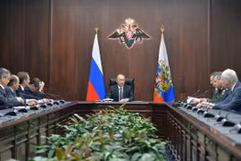 Tổng thống Nga Vladimir Putin họp với các tướng lĩnh quân đội