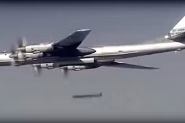 Máy bay ném bom chiến lược Tu-95 phóng tên lửa Kh-101 tiêu diệt phiến quân Syria